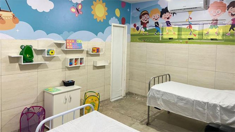 Imagem 1 -  A sala foi pensada especialmente para atender às necessidades do público infantil, com decoração colorida e estrutura adequada ao atendimento pediátrico. A ambientação diferenciada contribui para reduzir o medo e a ansiedade das crianças durante as consultas e procedimentos médicos, proporcionando um espaço mais confortável e tranquilo. A entrega da sala soma-se a outras ações já desenvolvidas pela Prefeitura na área da saúde, evidenciando o esforço contínuo para melhorar a qualidade dos serviços prestados à população.