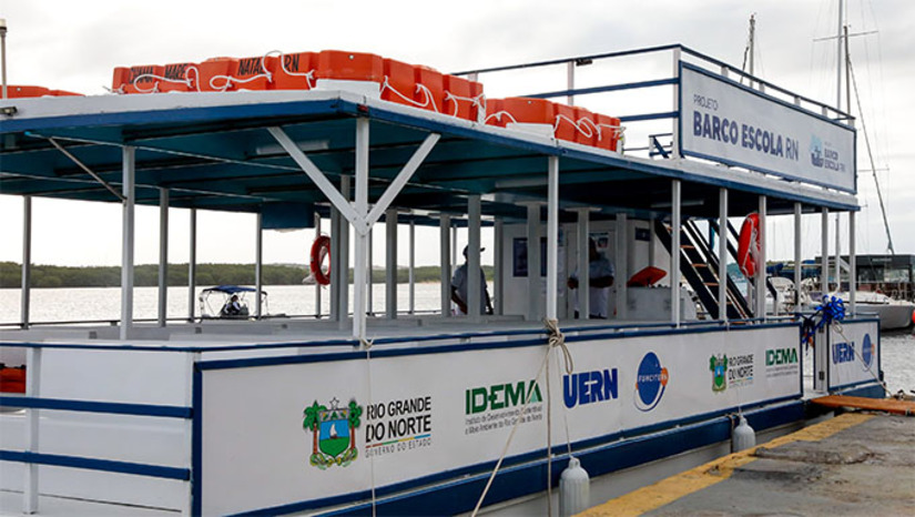 Imagem 1 - O barco escola Chama-Maré foi totalmente restaurado e voltou a navegar pelo estuário do Rio Potengi. Com um investimento de R$ 18,7 milhões do Governo do Estado, o projeto é uma iniciativa do Idema em parceria com a Funcern. O objetivo principal é promover a educação e a consciência ambiental entre estudantes. A partir de 2026, o barco escola será expandido para outras regiões como Areia Branca, Grossos, Macau, Guamaré impactando positivamente a relação das populações com seus ecossistemas locais. Imagem 1 - O barco escola Chama-Maré foi totalmente restaurado e voltou a navegar pelo estuário do Rio Potengi. Com um investimento de R$ 18,7 milhões do Governo do Estado, o projeto é uma iniciativa do Idema em parceria com a Funcern. O objetivo principal é promover a educação e a consciência ambiental entre estudantes. A partir de 2026, o barco escola será expandido para outras regiões como Areia Branca, Grossos, Macau, Guamaré impactando positivamente a relação das populações com seus ecossistemas locais.