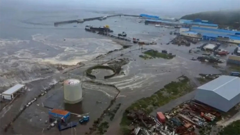 Imagem 1 -  O terremoto, o mais forte desde 2011, atingiu a região do Pacífico, desencadeando alertas e ondas de tsunami na Rússia, Japão, Havaí e Califórnia. As primeiras ondas chegaram às costas da Rússia e do Japão, levando a evacuações. No Havaí e na Califórnia, as autoridades emitiram avisos, pedindo que a população se afastasse das áreas costeiras. O incidente reforça a necessidade de vigilância e preparação para desastres em todo o Círculo de Fogo do Pacífico. As equipes de monitoramento seguem acompanhando a situação para fornecer atualizações.
