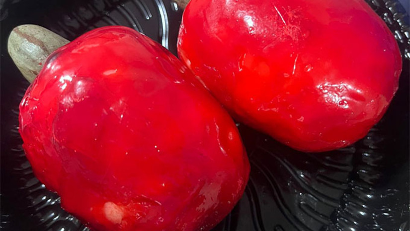 Imagem 1 - Em Serra do Mel, a doceira Maria José Feitosa de Mendonça, conhecida como Dedezinha Doces, criou o "Caju do Amor", um doce inovador que tem conquistado a todos. Diferente do tradicional "morango do amor", a iguaria é feita com caju cozido, recheado com brigadeiro e coberto por uma calda especial. Dedezinha, já renomada por transformar caju e castanha em diversas delícias artesanais, celebra sua nova criação como um símbolo da cultura gastronômica local, unindo tradição, criatividade e afeto em um sabor marcante que valoriza os ingredientes da terra. Imagem 1 - Em Serra do Mel, a doceira Maria José Feitosa de Mendonça, conhecida como Dedezinha Doces, criou o "Caju do Amor", um doce inovador que tem conquistado a todos. Diferente do tradicional "morango do amor", a iguaria é feita com caju cozido, recheado com brigadeiro e coberto por uma calda especial. Dedezinha, já renomada por transformar caju e castanha em diversas delícias artesanais, celebra sua nova criação como um símbolo da cultura gastronômica local, unindo tradição, criatividade e afeto em um sabor marcante que valoriza os ingredientes da terra.