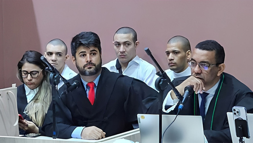 Imagem 1 -  O julgamento começou às 9h e terminou por volta das 19 horas desta quarta-feira, no Fórum Municipal de Mossoró, condenando Chiquinho (30 anos e 5 meses), Gaspar (40 anos e 3 meses) e Sequestro (36 anos e 6 meses) por atacarem o bairro Barrocas às 10h30 do dia 20 de agosto de 2023, para matar Isac Micael e terminaram por matar Alexsandro Azevedo, que estava com o carro no “prego” em frente a casa de Isac, e deixando outras duas pessoas feridas. Os réus poderão recorrer da decisão do Tribunal do Júri Popular.