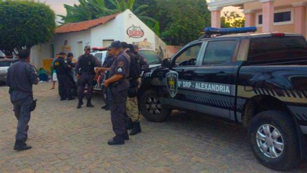 Imagem 1 -  Operação apreende armas, motos e suspeitos na cidade de Martins