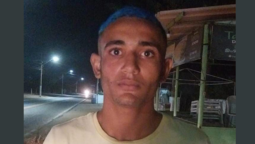 Imagem 1 - As testemunhas relataram a Polícia Militar e também a Polícia Civil que quatro homens portando armas de grosso calibre, inclusive fuzil 556 e espingarda calibre 12, renderam o vigilante do condomínio, foram até o apartamento de Luiz Guilherme Marques Rocha da Silva, de 18 anos, e o executaram. Imagem 1 - As testemunhas relataram a Polícia Militar e também a Polícia Civil que quatro homens portando armas de grosso calibre, inclusive fuzil 556 e espingarda calibre 12, renderam o vigilante do condomínio, foram até o apartamento de Luiz Guilherme Marques Rocha da Silva, de 18 anos, e o executaram.