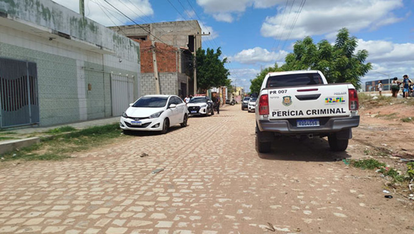 Imagem 1 -  O quadragésimo quinto caso de conduta violenta letal intencional neste ano de 2025, em Mossoró, aconteceu na Travessa Wilson Rosado, dentro da Favela do Ouro Negro, Bairro Aeroporto. A vítima é José Antônio da Silva, de 37 anos e o acusado, Carlos Alberto Cavalcante, de 43 anos, foi preso e autuado em flagrante.