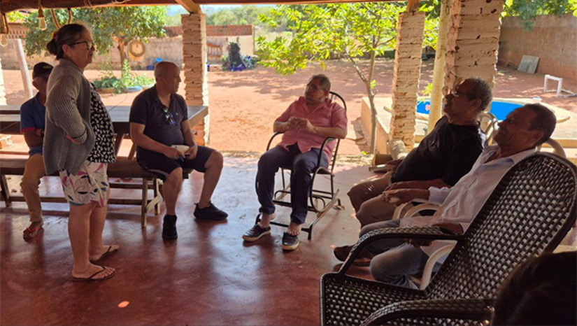 Imagem 1 -  Senta com a Associação de Energia Renovável Potiguar para discutir com representantes da Associação de Energia Renovável Potiguar, colonos e autoridades locais, sobre os impactos da produção de energia limpa na Serra do Mel. A reunião está agendada para começar às 14 horas na sede da Câmara Municipal, com a presença dos ministérios de Minas e Energia, Meio Ambiente, Desenvolvimento Agrável, Incra e Sedraf.