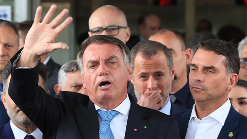 Imagem 1 -  A medida foi determinada após o descumprimento da medida cautelar que impedia o ex-presidente de usar as redes sociais de terceiros.  Ontem (3), durante os atos de apoio realizados em todo o país, o senador Flávio Bolsonaro (PL-RJ) publicou um vídeo em suas redes sociais com a manifestação do ex-presidente.