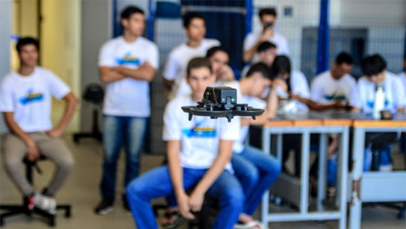 Imagem 1 -  Para o professor Odair Araújo de Oliveira, no curso prático de operador de drones o interesse dos alunos é muito grande. “Nessa parte do curso, os alunos estão aprendendo a decolar, pousar e os emocions. Eles estão aprendendo a operar os controles básicos do drone, eles estavam ansiosos para as aulas práticas e esse curso pode possibilitar aos alunos muitas oportunidades porque o campo de trabalho nessa área é muito vasto”, ressaltou Odair. (Foto: Wilson Moreno)
