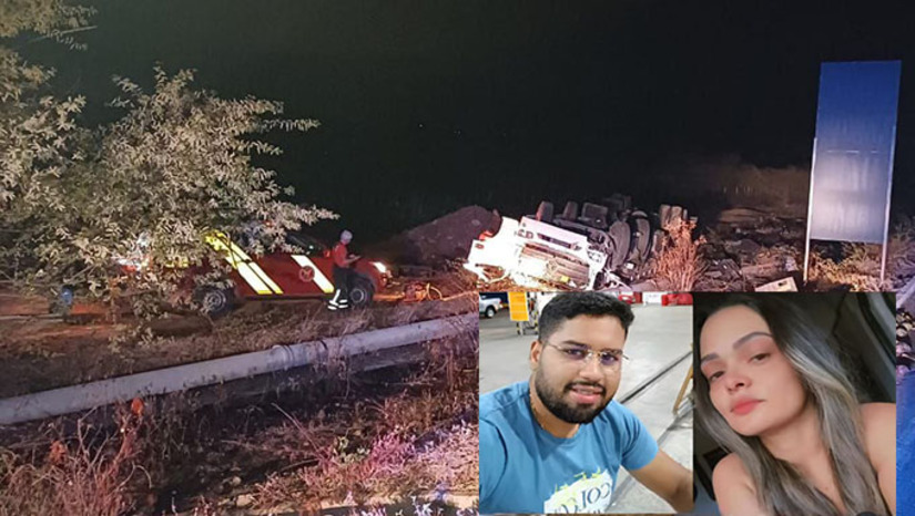 Imagem 1 -  O acidente aconteceu na altura do município de Triunfo Potiguar-RN. As vítimas, identificadas como o motorista Vitor Emanuel, de Assú, e a passageira Ivania Guilherme, de Ipanguaçu, viajavam de Petrolina (PE) para Natal (RN) em um caminhão que, por motivos ainda desconhecidos, perdeu o controle e capotou violentamente. O impacto foi tão forte que o casal ficou preso às ferragens e morreu no local, por volta das 2h30, no km 276 da rodovia.