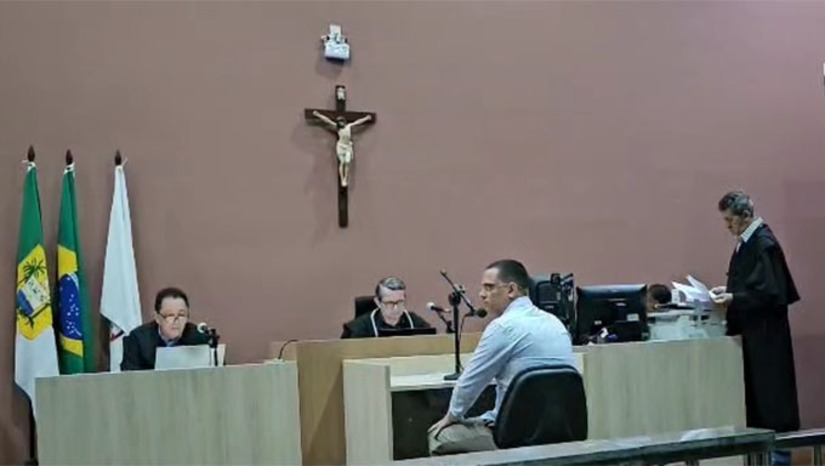 Imagem 1 -  Acusado de matar Francisco Maia dos Santos Filho e tentar contra a vida de Amanda Cristina Siqueira Alves em um atentado ocorrido em 18 de abril de 2023, na Rua Epitácio Pessoa, no bairro Bom Jardim, Júlio Cesar Florêncio Alves de Sousa pegou 32 anos de prisão. Este júri foi na terça-feira, dia 5. Na quarta-feira, 6, Erico Veríssimo Dantas do Nascimento pegou 21 anos, 10 meses e 15 dias de prisão por matar Magdiel Ferreira de Freitas, no dia 27 de março de 2024, no bairro Bom Jardim, em Mossoró, devido a uma dívida de R$ 30 mil.