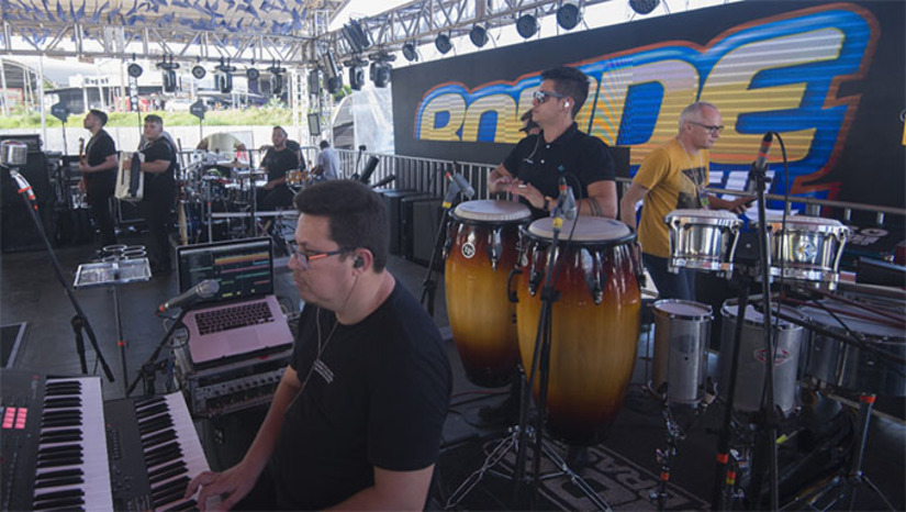 Imagem 1 -  Os shows musicais começam a partir das 19h no Recanto do Cordeiro. Se apresentam no espaço Farra de Casal e Dani Rebouças. Já na Vila do Bode as atrações são João Bandeira, Puxa Papai e Darlan Dias. Os shows terão início a partir das 20h. Por fim, a Vila do Forró recebe as bandas Bonde do Brasil, Aleff e Caroline Melo. Shows começam a partir das 22h.