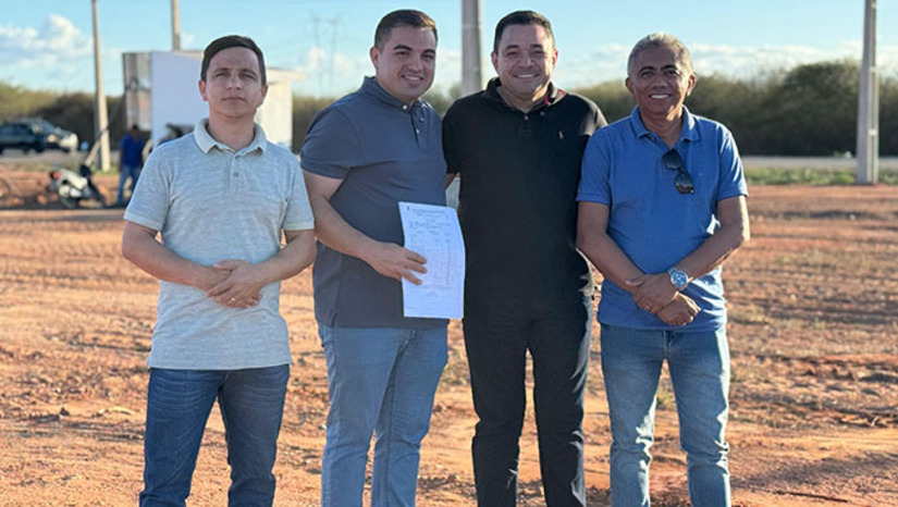 Imagem 1 - O poço havia sido inaugurado em abril passado e desde então, a população da Vila Brasilia e outras próximas reclamavam da falta de água e do poço sem funcionar. "Não abrimos mão da segurança da nossa população. Só ligamos o poço quando tivemos em mãos o laudo oficial provando que a água é limpa, segura e de qualidade. A verdade prevaleceu", afirmou o prefeito Kenio Azevedo Imagem 1 - O poço havia sido inaugurado em abril passado e desde então, a população da Vila Brasilia e outras próximas reclamavam da falta de água e do poço sem funcionar. "Não abrimos mão da segurança da nossa população. Só ligamos o poço quando tivemos em mãos o laudo oficial provando que a água é limpa, segura e de qualidade. A verdade prevaleceu", afirmou o prefeito Kenio Azevedo