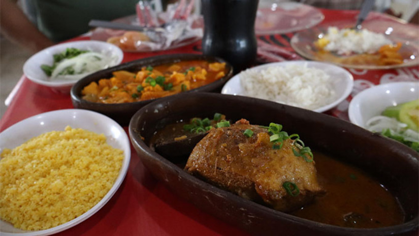 Imagem 1 -  A culinária nordestina é uma das grandes atrações da Festa do Bode 2025, realizada no Parque de Exposições Armando Buá, em Mossoró. O Espaço Gastronômico reúne sabores que valorizam as tradições da nossa terra, oferecendo desde o café da manhã, com cuscuz, carne de sol e manteiga da terra, até pratos marcantes como buchada, panelada e o tradicional “bode na telha”, um dos diferenciais que atraem visitantes de várias partes do país.
