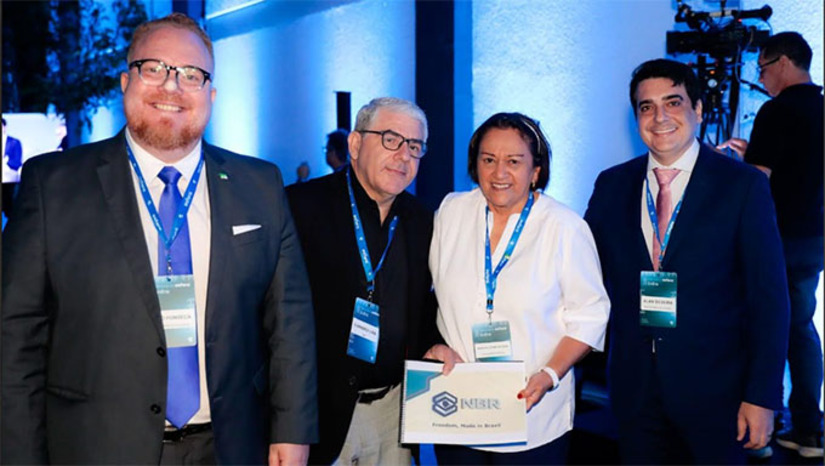 Imagem 1 -  Integrando o painel "Potência Nordeste" ao lado da governadora de Pernambuco, Raquel Lyra, Fátima Bezerra apresentou neste sábado, 9, em Recife-PE, um pacote de medidas estaduais para proteger a economia e os empregos. Entre as ações, está a ampliação da desoneração do ICMS para empresas exportadoras vinculadas ao Programa de Estímulo ao Desenvolvimento Industrial (Proedi) e a duplicação do valor mensal de créditos acumulados do imposto para os setores mais afetados.