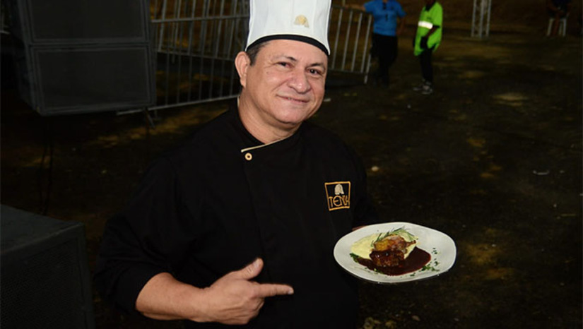 Imagem 1 - Esta é a segunda vitória consecutiva do Restaurante Tenda na competição, que busca valorizar e estimular a inovação na culinária regional. "A gente pegou um carré de cordeiro, fez a proeza de rechear com queijo, molho, uma coisa bem regional, finalizou ele com o acompanhamento de purê de macaxeira", detalhou Alderlan Gurgel, representante do Tenda. O segundo lugar no concurso ficou com o restaurante Bacurim, e a terceira colocação foi para o Costa Branca. Imagem 1 - Esta é a segunda vitória consecutiva do Restaurante Tenda na competição, que busca valorizar e estimular a inovação na culinária regional. "A gente pegou um carré de cordeiro, fez a proeza de rechear com queijo, molho, uma coisa bem regional, finalizou ele com o acompanhamento de purê de macaxeira", detalhou Alderlan Gurgel, representante do Tenda. O segundo lugar no concurso ficou com o restaurante Bacurim, e a terceira colocação foi para o Costa Branca.