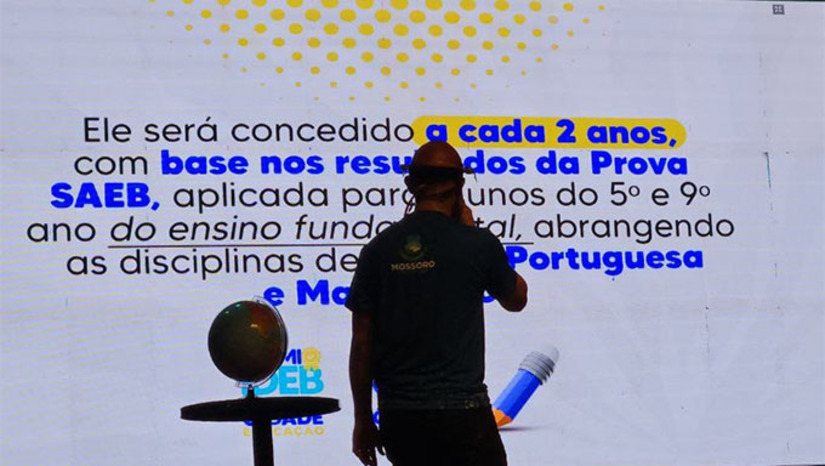 Imagem 1 -  O prefeito de Mossoró, Allyson Bezerra, sancionou nesta segunda-feira (11), três novas leis municipais referentes aos programas de intercâmbio nacional e internacional e também sobre o novo Prêmio IDEB. A solenidade aconteceu no Teatro Municipal Dix-huit Rosado.  Professores, diretores, coordenadores, escolas e estudantes que se destacarem nas provas do IDEB, vão receber prêmios em dinheiro.