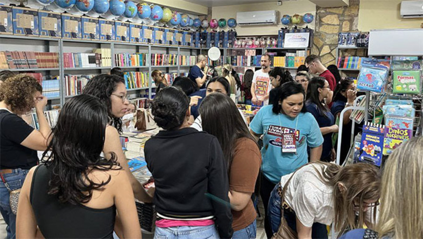 Imagem 1 - “Isso representa que a universidade está de braços abertos para receber a nossa comunidade universitária, a sociedade geral, e fazendo o que a gente sabe de melhor que é levar a educação para cada um. E quando a gente vê esse momento aqui, mais uma edição da Feira do Livro de Mossoró na universidade, a gente tem a certeza que o lugar correto dessa feira é aqui nesse espaço”, disse a reitora da Uern, Cicília Maia. A programação iniciou hoje e acontece até a sexta-feira, dia 15. Imagem 1 - “Isso representa que a universidade está de braços abertos para receber a nossa comunidade universitária, a sociedade geral, e fazendo o que a gente sabe de melhor que é levar a educação para cada um. E quando a gente vê esse momento aqui, mais uma edição da Feira do Livro de Mossoró na universidade, a gente tem a certeza que o lugar correto dessa feira é aqui nesse espaço”, disse a reitora da Uern, Cicília Maia. A programação iniciou hoje e acontece até a sexta-feira, dia 15.
