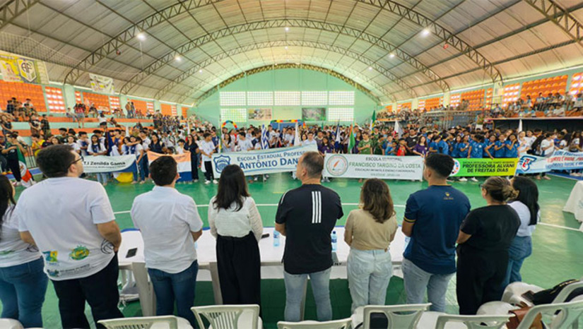 Imagem 1 -  As escolas da rede pública municipal receberam, entre outros itens, ternos novos para os estudantes que representam a cidade nos jogos. A iniciativa busca oferecer melhores condições para os participantes, fortalecendo o esporte como uma ferramenta de inclusão e desenvolvimento social.