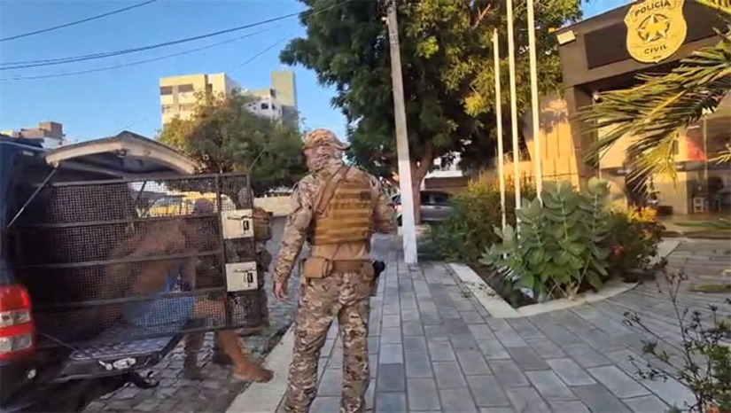 Imagem 1 -  O suspeito que a polícia não divulgou o nome, segundo consta na investigação, após o término do relacionamento, o suspeito teria raptado a adolescente de 17 anos, levando-a para a antiga casa do casal. Lá, ela teria sido mantida sob tortura por quatro dias. Os atos de violência incluiam agressões físicas com chutes, socos, e golpes com cabos de carregador e vassoura, além de cortes no cabelo da vítima. Ela também era obrigada a dormir no quintal e era acordada com baldes de água.
