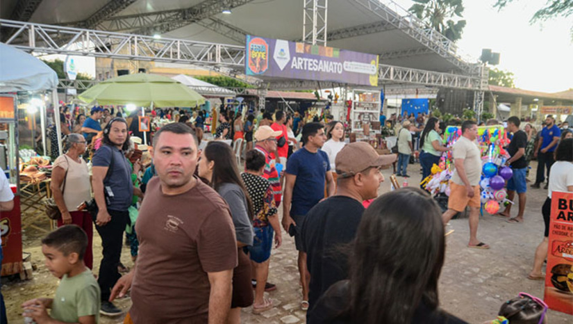 Imagem 1 - A Festa do Bode, realizada em Mossoró anualmente, faz parte do Calendário Estadual de Exposições e destaca a cadeia produtiva da caprinocultura e da ovinocultura da região. A programação contou com exposição, torneios e julgamento de animais; feiras da agricultura familiar e de máquinas; concursos; além de aproximadamente 40 atrações musicais que se apresentaram em quatro espaços montados no local. O evento também teve palestras e minicursos. Imagem 1 - A Festa do Bode, realizada em Mossoró anualmente, faz parte do Calendário Estadual de Exposições e destaca a cadeia produtiva da caprinocultura e da ovinocultura da região. A programação contou com exposição, torneios e julgamento de animais; feiras da agricultura familiar e de máquinas; concursos; além de aproximadamente 40 atrações musicais que se apresentaram em quatro espaços montados no local. O evento também teve palestras e minicursos.