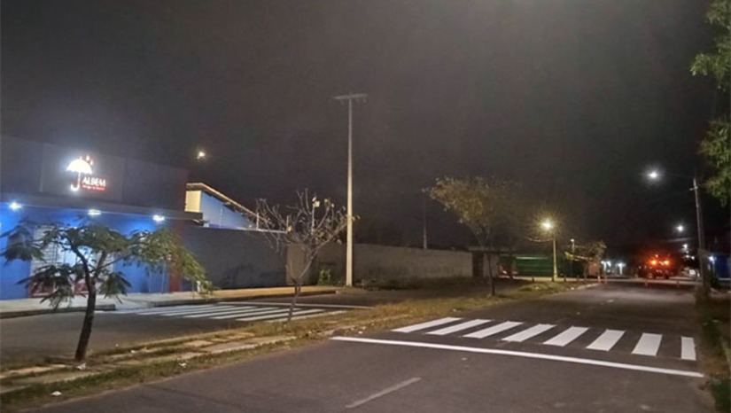 Imagem 1 -  A ação tem o objetivo de reforçar a segurança no trânsito, melhorar a visibilidade para condutores e pedestres, além de auxiliar na organização do tráfego. A revitalização inclui a pintura de faixas de pedestres, linhas divisórias, setas indicativas e demarcação de áreas de estacionamento.