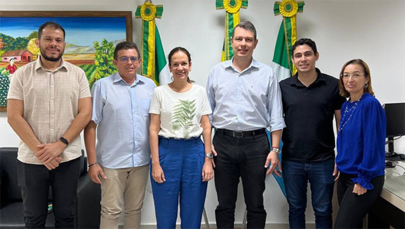 Imagem 1 -  O encontro contou com a participação do prefeito Renan; do secretário municipal de Agricultura e Meio Ambiente, Aisamaque Dalyton; do reitor da Ufersa, Rodrigo Codes; além de Vânia Christina (Pró-reitora de Extensão e Cultura), Maria da Glória (Assessora Especial do Gabinete) e Lázaro Fabrício (Chefe de Gabinete).