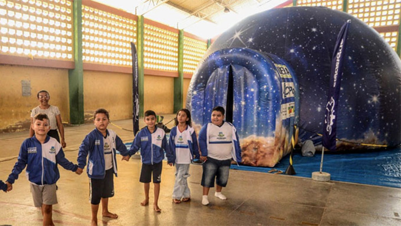 Imagem 1 - A diretora da escola, Elke Samira Diniz Amorim, ressaltou a importância da ação. "A vinda do planetário para a escola deixou os alunos muito encantados", disse, complementando que a Feira de Ciências é essencial para que os estudantes desenvolvam o gosto pela pesquisa. O secretário municipal de Educação, Leonardo Dantas, reforçou o objetivo da parceria. "Fizemos uma parceria com a Ufersa para que o planetário também vá para as escolas. Então, os alunos estão apresentando seus projetos e também terão a oportunidade de visitar o planetário", afirmou. Imagem 1 - A diretora da escola, Elke Samira Diniz Amorim, ressaltou a importância da ação. "A vinda do planetário para a escola deixou os alunos muito encantados", disse, complementando que a Feira de Ciências é essencial para que os estudantes desenvolvam o gosto pela pesquisa. O secretário municipal de Educação, Leonardo Dantas, reforçou o objetivo da parceria. "Fizemos uma parceria com a Ufersa para que o planetário também vá para as escolas. Então, os alunos estão apresentando seus projetos e também terão a oportunidade de visitar o planetário", afirmou.