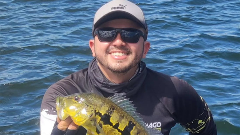 Imagem 1 - Tailone Iranildo da Silva, de 33 anos, segundo relata a Polícia Militar, estava pescando na companhia de três amigos usando um barco de aluminho. Os sobreviventes contaram que o barco teria batido no que seria um tronco de carnauba e virou. Dos quatro, dois não sabiam nadar, entre os quais a vítima. O caso deve ser investigado em inquérito policial Imagem 1 - Tailone Iranildo da Silva, de 33 anos, segundo relata a Polícia Militar, estava pescando na companhia de três amigos usando um barco de aluminho. Os sobreviventes contaram que o barco teria batido no que seria um tronco de carnauba e virou. Dos quatro, dois não sabiam nadar, entre os quais a vítima. O caso deve ser investigado em inquérito policial