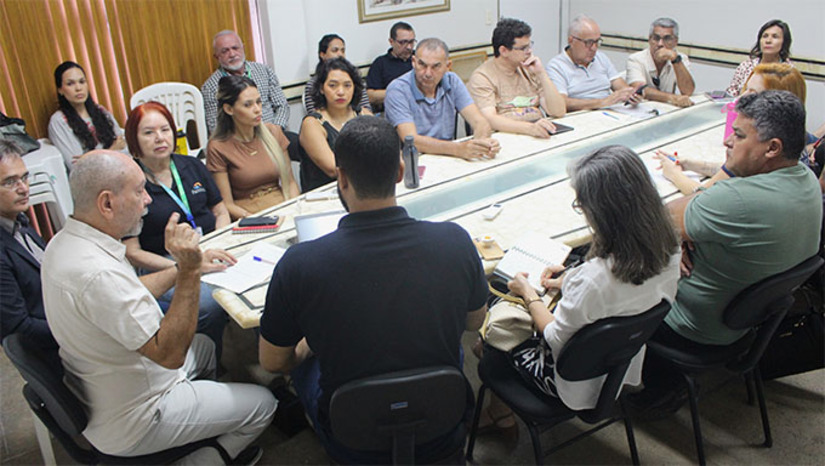 Imagem 1 - O Governo do Estado, por meio da Fundase/RN, apresentou um conjunto de propostas que levou à suspensão do movimento grevista. O acordo inclui a redução da jornada de trabalho de técnicos e analistas para seis horas diárias, sem comprometer o atendimento nas unidades, além de compromissos com o pagamento de auxílio-fardamento em 2026, a atualização da infraestrutura tecnológica e a manutenção de canais de combate ao assédio moral. Imagem 1 - O Governo do Estado, por meio da Fundase/RN, apresentou um conjunto de propostas que levou à suspensão do movimento grevista. O acordo inclui a redução da jornada de trabalho de técnicos e analistas para seis horas diárias, sem comprometer o atendimento nas unidades, além de compromissos com o pagamento de auxílio-fardamento em 2026, a atualização da infraestrutura tecnológica e a manutenção de canais de combate ao assédio moral.