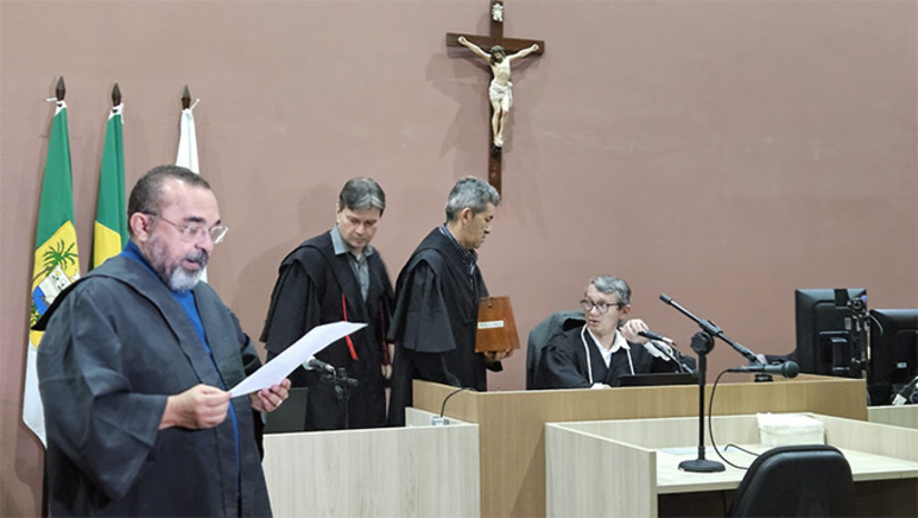 Imagem 1 - A denúncia do Ministério Público contra Jailson Alves de Oliveira, de 50 anos, e o filho Bruno Henrique de Lima Alves, de 30 anos, assinada pelo Promotor de Justiça Ítalo Moreira Martins, detalha que a vítima, José Jonatan Pequeno de Oliveira, foi morta em 25 de fevereiro de 2024, com um recurso que dificultou sua defesa. As investigações da Polícia Civil Imagem 1 - A denúncia do Ministério Público contra Jailson Alves de Oliveira, de 50 anos, e o filho Bruno Henrique de Lima Alves, de 30 anos, assinada pelo Promotor de Justiça Ítalo Moreira Martins, detalha que a vítima, José Jonatan Pequeno de Oliveira, foi morta em 25 de fevereiro de 2024, com um recurso que dificultou sua defesa. As investigações da Polícia Civil