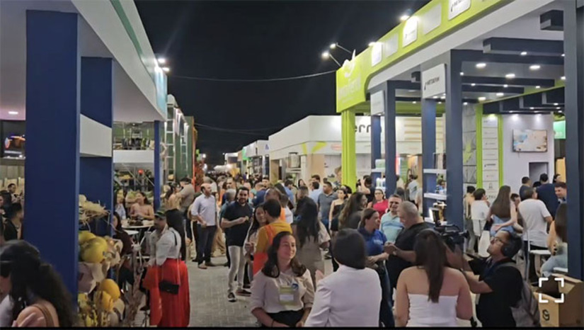 Imagem 1 -  A programação da Expofruit segue até a sexta-feira (22), reunindo produtores, empresários, pesquisadores e representantes de instituições ligadas ao agronegócio. A feira conta com estandes de empresas nacionais e internacionais, rodadas de negócios, palestras técnicas e lançamento de novas tecnologias voltadas para o campo.