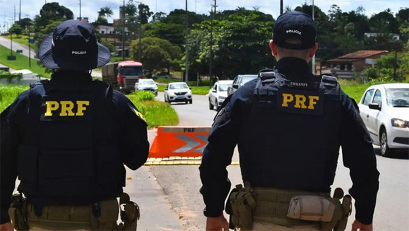 Imagem 1 - A mulher de 43 anos se apresentou como desembargadora e disse que estaria em Mossoró para tomar posse de um cargo na prefeitura da cidade. Ela apresentou ainda um certificado de posse e uma carteira da OAB com indícios de falsificação. Após verificação, a PRF confirmou que a carteira era falsa, com o número de inscrição pertencendo a outro advogado. A mulher foi presa e levada para a Polícia Civil por uso de documento falso. A mãe e a filha, que a acompanhavam, foram ouvidas e liberadas. Imagem 1 - A mulher de 43 anos se apresentou como desembargadora e disse que estaria em Mossoró para tomar posse de um cargo na prefeitura da cidade. Ela apresentou ainda um certificado de posse e uma carteira da OAB com indícios de falsificação. Após verificação, a PRF confirmou que a carteira era falsa, com o número de inscrição pertencendo a outro advogado. A mulher foi presa e levada para a Polícia Civil por uso de documento falso. A mãe e a filha, que a acompanhavam, foram ouvidas e liberadas.