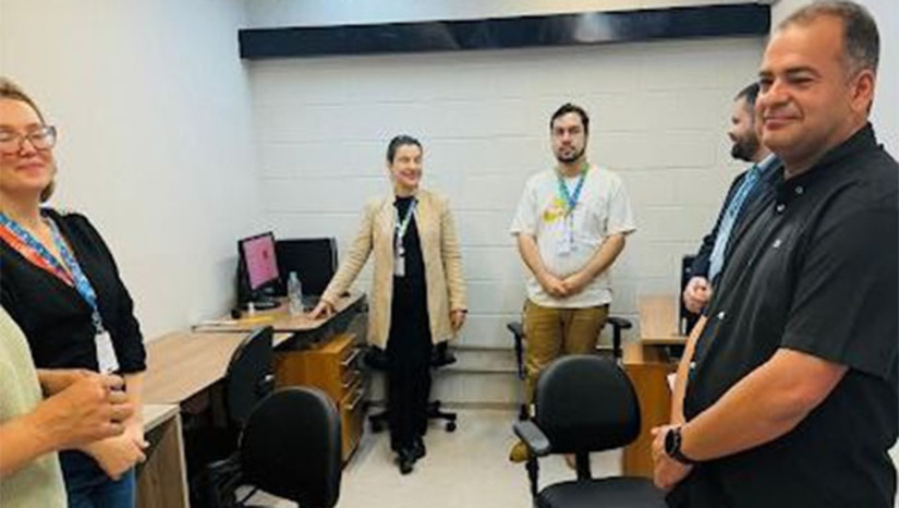 Imagem 1 - A presença do prefeito Sabino teve como objetivo conhecer de perto o funcionamento do centro e buscar inspiração para novas ações de inclusão no município. “Ficamos impressionados com cada detalhe deste espaço, que vai muito além de atender, ele transforma vidas. Viemos aqui para aprender, trocar experiências e já começamos a planejar um projeto que possa trazer essa realidade para nossa cidade, garantindo mais respeito, dignidade e oportunidades para as pessoas com TEA”, destacou o prefeito Sabino. Imagem 1 - A presença do prefeito Sabino teve como objetivo conhecer de perto o funcionamento do centro e buscar inspiração para novas ações de inclusão no município. “Ficamos impressionados com cada detalhe deste espaço, que vai muito além de atender, ele transforma vidas. Viemos aqui para aprender, trocar experiências e já começamos a planejar um projeto que possa trazer essa realidade para nossa cidade, garantindo mais respeito, dignidade e oportunidades para as pessoas com TEA”, destacou o prefeito Sabino.