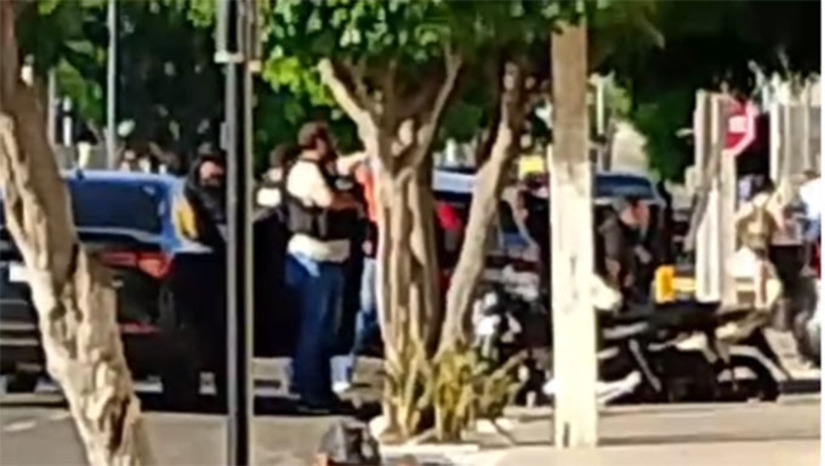 Imagem 1 -  A prisão ocorreu em um escritório de advocacia na Avenida Rio Branco, em Mossoró, após a equipe policial monitorar os passos do suspeito. Segundo a polícia, Raffael havia acabado de realizar um saque de R$ 100 mil em um banco e se dirigiu ao local. Durante a abordagem, o dinheiro foi encontrado em uma bolsa que estava com seu advogado, minutos antes de ambos entrarem no prédio.