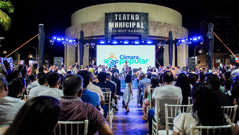 Imagem 1 - A proposta do projeto, de acordo com o presidente da Câmara, Genilson Alves (UB), é levar serviços gratuitos nas áreas da saúde, esporte, cultura e cidadania. A primeira sessão aconteceu nesta sexta-feira, à noite, na Praça Cícero Dias, em frente ao Teatro Municipal Dix-Huit Rosado. Imagem 1 - A proposta do projeto, de acordo com o presidente da Câmara, Genilson Alves (UB), é levar serviços gratuitos nas áreas da saúde, esporte, cultura e cidadania. A primeira sessão aconteceu nesta sexta-feira, à noite, na Praça Cícero Dias, em frente ao Teatro Municipal Dix-Huit Rosado.