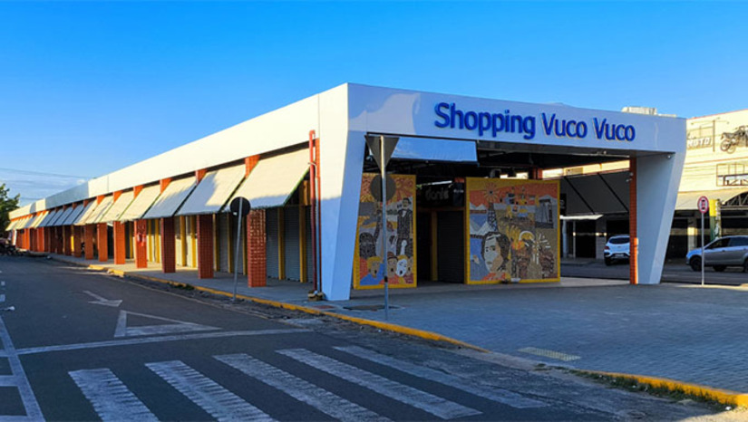 Imagem 1 -  A Prefeitura de Mossoró entregará no dia 25, às 9h, a reforma e ampliação do Mercado do Vuco Vuco, um dos principais centros comerciais populares da cidade. A obra, que abrangeu 5.760 m², modernizou e ampliou o espaço, com 147 boxes em alvenaria, oito lanchonetes, nova praça de alimentação, sanitários acessíveis, além de melhorias em infraestrutura, acessibilidade, segurança e acabamentos. Também foram construídos um pórtico de acesso e uma obra de arte em cerâmica de artista local. A modernização garante melhores condições de trabalho para os comerciantes e mais conforto e acessibilidade para a população.