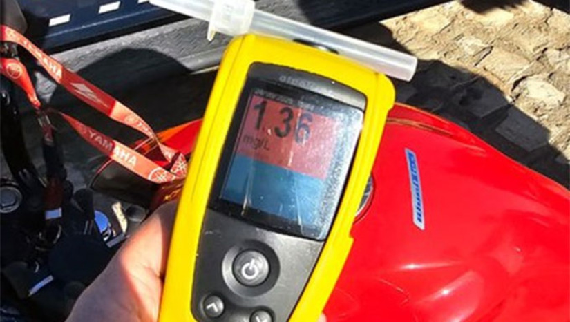 Imagem 1 -  O condutor fez o teste do bafômetro e o resultado, 1,36 mg/L de álcool, superou em quatro vezes o limite legal. Ele foi levado à Polícia Civil e autuado pelo crime de dirigir sob efeito de álcool. O passageiro, que era o proprietário da moto, apresentou um terceiro habilitado para retirar o veículo, que foi liberado.