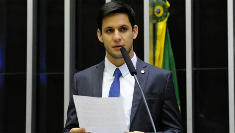 Imagem 1 -  O ex-deputado federal Rafael Mota permanece internado no Hospital Vila Nova Star, em São Paulo, após sofrer um acidente de kitesurf no domingo (24). Segundo boletim médico divulgado nesta terça-feira (26), ele teve lesão brônquica e fraturas na coluna, esterno e antebraço. O ex-parlamentar está intubado e em coma induzido, mas seu estado clínico é considerado estável. A equipe médica informou que novos boletins serão divulgados conforme a evolução do quadro.
