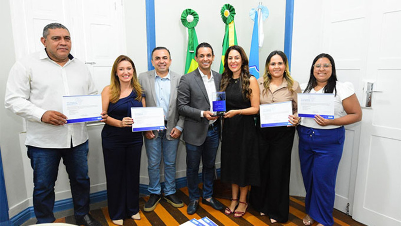 Imagem 1 - O troféu e certificado são concedidos pela Controladoria Regional da União (CGU). O Município de Mossoró foi premiado na categoria Ouvidorias, entre os municípios com até 300 mil habitantes. A Prefeitura de Mossoró ficou em 2º lugar com o projeto “Ouvindo os Servidores”, inscrito pela Ouvidoria Itinerante da cidade e, desenvolvido ao longo da gestão do prefeito Allyson. Imagem 1 - O troféu e certificado são concedidos pela Controladoria Regional da União (CGU). O Município de Mossoró foi premiado na categoria Ouvidorias, entre os municípios com até 300 mil habitantes. A Prefeitura de Mossoró ficou em 2º lugar com o projeto “Ouvindo os Servidores”, inscrito pela Ouvidoria Itinerante da cidade e, desenvolvido ao longo da gestão do prefeito Allyson.