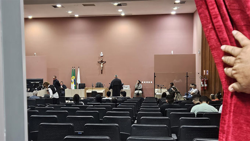 Imagem 1 -  O lavador de carro Paulo Pedro da Silva Filho, de 28 anos, o auxiliar de serviços gerais José André da Silva Nascimento, de 37 anos, e o mecânico Anderson Wendam Mesquita de Lima, de 25 anos, conhecido por Gato Preto, haviam sido acusados do assassinato de Alehandro Menezes de Souza, crime este ocorrido no dia 1º de janeiro de 2002, no bairro Santa Delmira, zona oeste cidade de Mossoró-RN. O Júri aconteceu neste dia 26 de agosto de 2025.