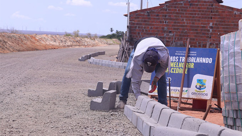 Imagem 1 -  As obras de revitalização da Avenida Terezinha Pereira, em Grossos, vão transformar a via em um espaço moderno, sustentável e voltado ao bem-estar da população. O projeto inclui novo sistema de drenagem, pavimentação com blocos intertravados, ciclovia, praças, quiosques, parques infantis, academias da terceira idade e área para eventos. A iluminação será toda em LED, garantindo segurança e economia. Com investimento de mais de R$ 15 milhões do Programa Acelera Grossos, a nova avenida promete se tornar cartão-postal e ponto de encontro para a comunidade.