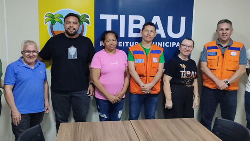Imagem 1 -  Durante o encontro, foram discutidas a atual situação de seca grave na região e os impactos do avanço das águas do mar no litoral de Tibau. O Agente Regional Alyson Ferreira e seu auxiliar Jorimar Gomes buscaram analisar possíveis ações para mitigar esses problemas.  A agenda foi considerada produtiva pelos participantes, que compartilharam seus posicionamentos técnicos a fim de traçar estratégias para enfrentar os desafios ambientais do município.