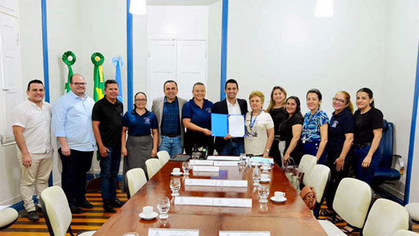 Imagem 1 - O prefeito Allyson Bezerra garantiu reajuste salarial de 20% para os conselheiros tutelares de Mossoró, somando 30% de aumento durante sua gestão. A medida foi oficializada pela lei municipal nº 4.215. Durante encontro com os profissionais da 33ª e 34ª zonas, no Palácio da Resistência, o gestor destacou a valorização da categoria e ouviu demandas nas áreas de educação, saúde e assistência social. Imagem 1 - O prefeito Allyson Bezerra garantiu reajuste salarial de 20% para os conselheiros tutelares de Mossoró, somando 30% de aumento durante sua gestão. A medida foi oficializada pela lei municipal nº 4.215. Durante encontro com os profissionais da 33ª e 34ª zonas, no Palácio da Resistência, o gestor destacou a valorização da categoria e ouviu demandas nas áreas de educação, saúde e assistência social.