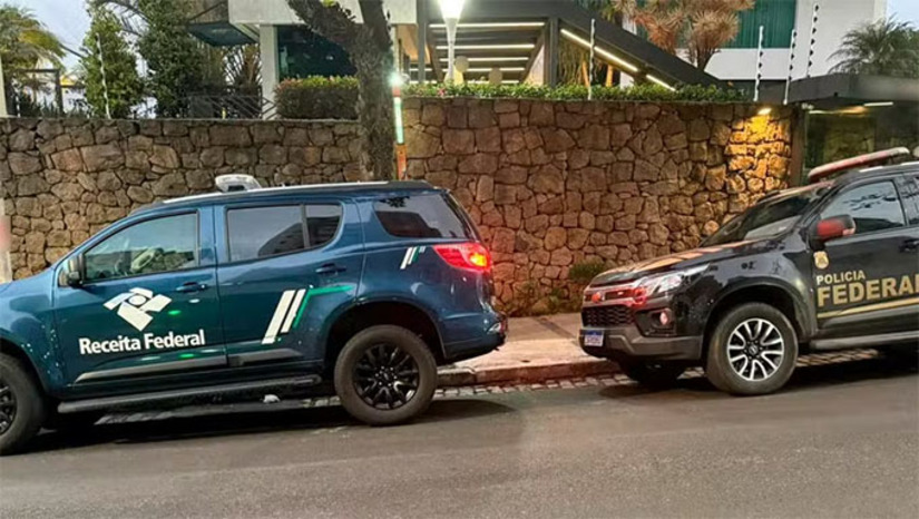 Imagem 1 - São duas operações deflagradas pela Polícia Federal e Receita Federal com o objetivo de desarticular esquemas de lavagem de dinheiro, com grande impacto financeiro e envolvimento de organizações criminosas. Investigações expõem movimentações ilícitas que ultrapassam R$ 23 bilhões em rede criminosa nacional. A estrutura criminosa utilizava diversas táticas para ocultar a origem dos recursos, como depósitos fracionados em espécie (que ultrapassaram R$ 594 milhões), uso de “laranjas”, transações cruzadas, repasses sem lastro fiscal, fraudes contábeis e simulação de aquisição de bens e serviços. Imagem 1 - São duas operações deflagradas pela Polícia Federal e Receita Federal com o objetivo de desarticular esquemas de lavagem de dinheiro, com grande impacto financeiro e envolvimento de organizações criminosas. Investigações expõem movimentações ilícitas que ultrapassam R$ 23 bilhões em rede criminosa nacional. A estrutura criminosa utilizava diversas táticas para ocultar a origem dos recursos, como depósitos fracionados em espécie (que ultrapassaram R$ 594 milhões), uso de “laranjas”, transações cruzadas, repasses sem lastro fiscal, fraudes contábeis e simulação de aquisição de bens e serviços.