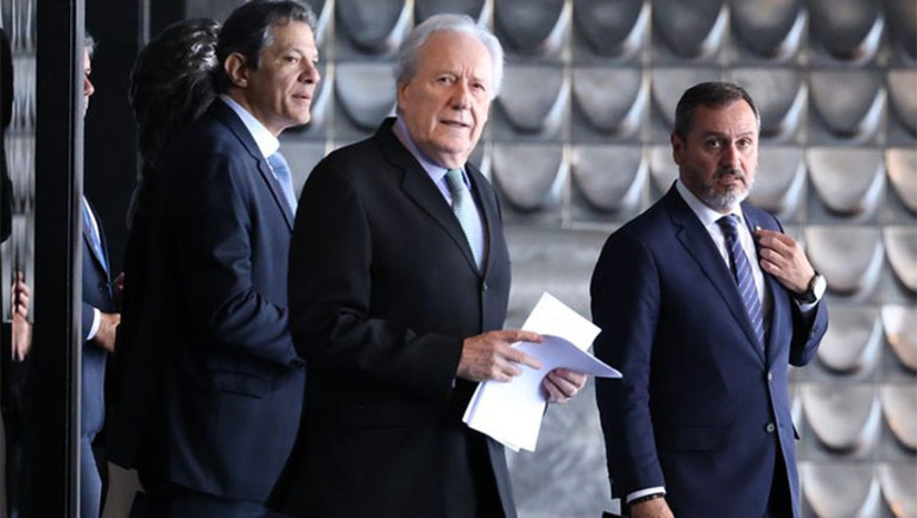 Imagem 1 -  As ações deflagradas nesta quinta-feira bloquearam as atividades de mais de 1 mil postos de combustíveis e de instituições financeiras que prestavam serviços ao esquema criminoso. As ações policiais se deram em dez estados. Foram bloqueados mais de R$ 1,2 bilhões desses agentes e quebrados os sigilos fiscal e bancário de pessoas que o comandavam.