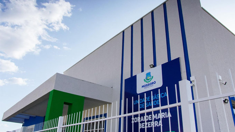 Imagem 1 -  A nova UBS integra o programa “Mossoró Realiza”, que prevê a construção de 15 unidades de saúde no município, sendo 3 na zona urbana e 12 na zona rural. A unidade funcionará em horário estendido, das 9h às 19h com estrutura completa de consultórios, salas de procedimentos, farmácia, imunização e áreas de apoio, beneficiando os cerca de 15 mil moradores do bairro. A inauguração, celebrada com a presença do prefeito Allyson Bezerra, da senadora Zenaide Maia, autoridades e moradores, marca um avanço importante no acesso à saúde em uma das regiões que mais cresce na cidade.