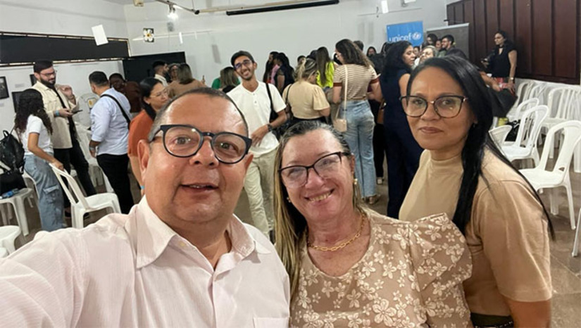 Imagem 1 -  O encontro teve como objetivo capacitar os representantes municipais para o trabalho em prol do Selo Unicef, visando integração das políticas públicas de garantia dos direitos das crianças e adolescentes, em diversas áreas como, saúde, educação, assistência social, cultura, esporte, entre outras.  A presença da equipe de Tibau reflete o compromisso da gestão local em implementar ações que promovam a melhoria na qualidade de vida das crianças e jovens do município.