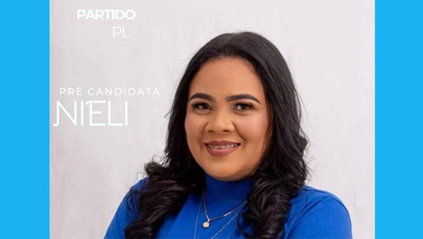 Imagem 1 -  A vítima Marcia Ferreira Alves é muito conhecida em Grossos. Ela foi candidata a vereadora pelo PL na campanha passada. Testemunhas contaram a Policia Militar que a vítima foi executada dentro de casa por volta das 3h30 deste sábado, 30. A PM fez o isolamento da área e acionou a Policia Civil e o ITEP ara iniciar o trabalho de investigação para esclarecer o fato.