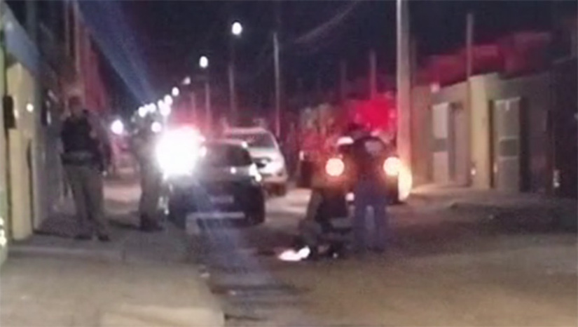Imagem 1 -  O crime ocorreu por volta das 23h50min, na Rua Beatriz Maria da Costa. Segundo informações obtidas no local, Vitinho era passageiro de um carro de aplicativo, dirigido por uma mulher. A vítima, Paulo Vitor Barbosa da Costa, o "Vitinho", morador do Bairro Bom Jesus. O caso será investigado pela Polícia Civil