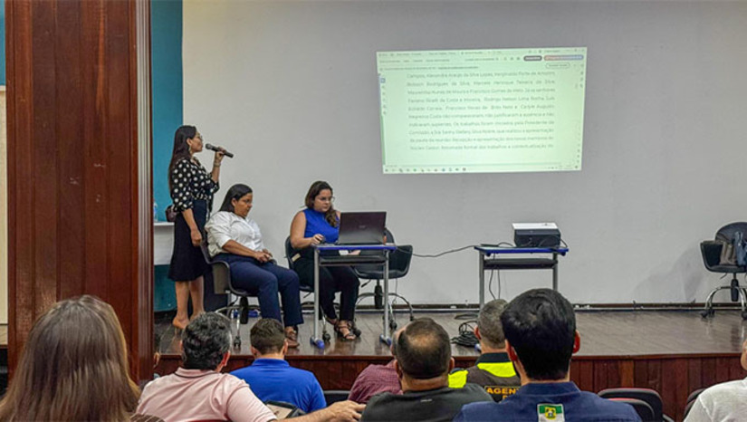 Imagem 1 -  O encontro, presidido pela secretária Sariny Nobre, foi iniciado com a leitura da ata da reunião anterior, e, posteriormente, a leitura do plano de trabalho para que os presentes pudessem apresentar sugestões. Todos os membros receberam com antecedência uma cópia do plano via e-mail. Conforme o plano de trabalho, a próxima etapa será de apresentação da execução do plano, com as datas a serem avaliadas para a realização das oficinas, audiências públicas e ações que fomentem a participação da população. 