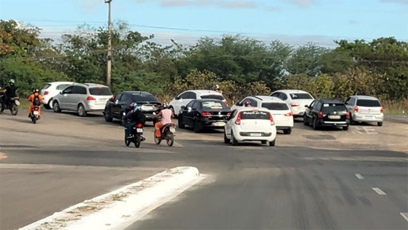Imagem 1 -  O acidente, registrado na noite desta segunda-feira (1º) na BR-304, próximo ao conjunto Nova Mossoró, vitimou o vigilante Alan Kaio, natural de Caraúbas. A vítima conduzia uma motocicleta quando foi atingido por um ônibus de uma empresa salineira. O impacto arrastou o veículo por cerca de 50 metros, e Alan não resistiu. O caso reforçou a reivindicação dos moradores do conjunto, que já solicitaram ao Dnit, por meio de ofício, o último em 21 de julho, a instalação de lombadas semelhantes às existentes no km 08 da BR-304, próximo à Maísa, para garantir mais segurança no trecho.